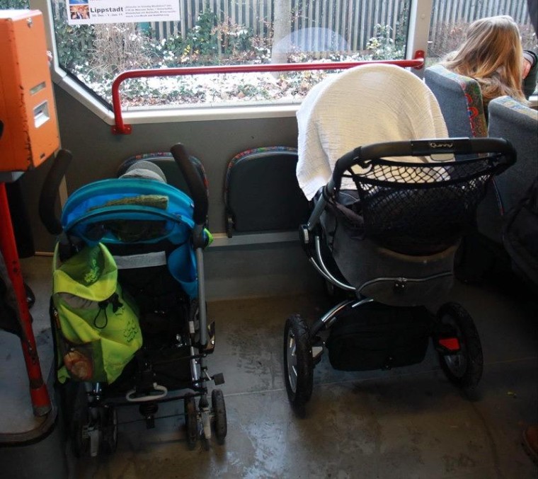 Kinderwagen in Bus